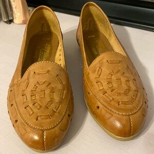 2727 collections flats in good condition carmal color